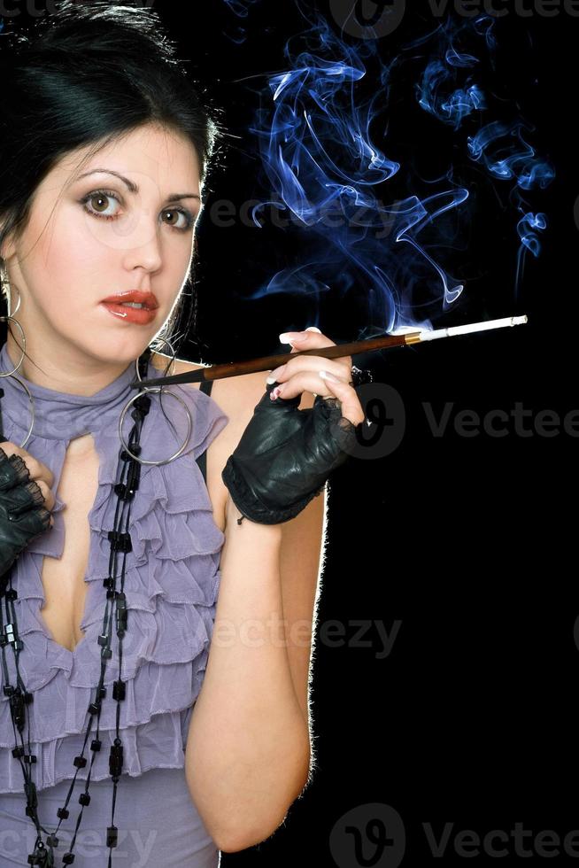 Porträt einer Brünette mit Zigarettenspitze foto