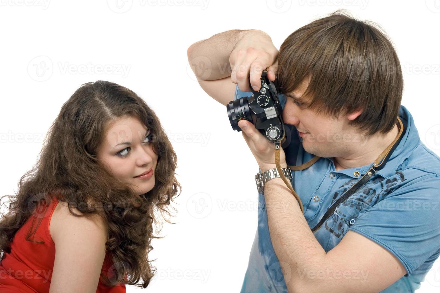 Fotograf fotografiert die junge Frau. isoliert foto