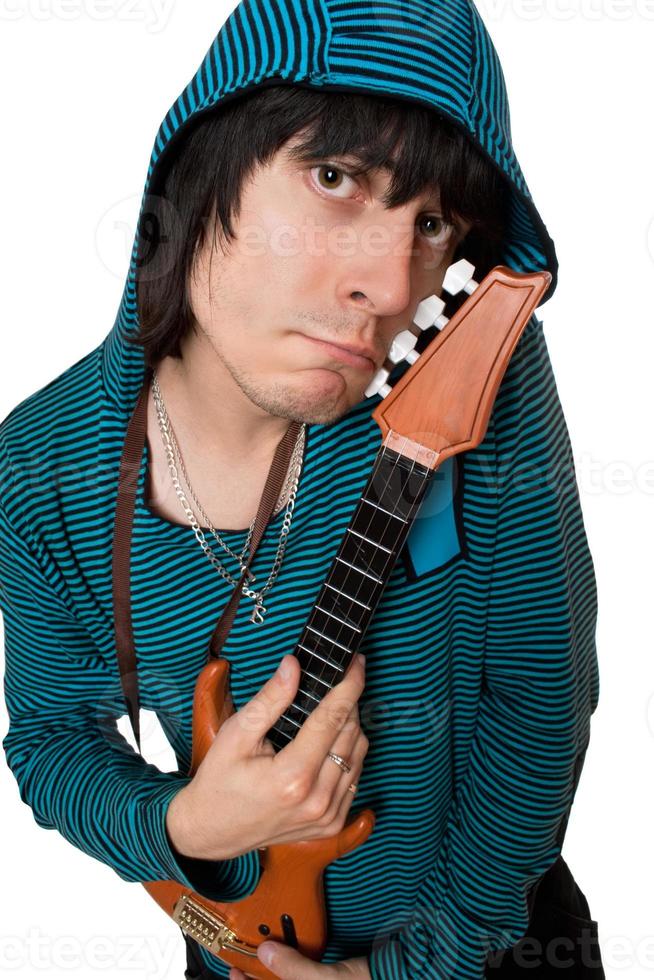 Bizarrer junger Mann mit einer kleinen Gitarre. isoliert foto