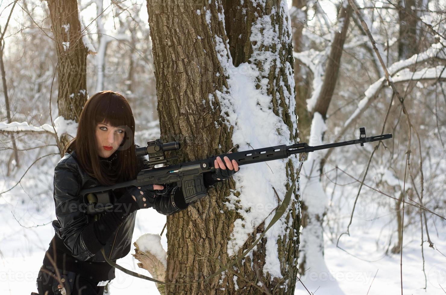 wunderschöne Frau mit einem Scharfschützengewehr foto