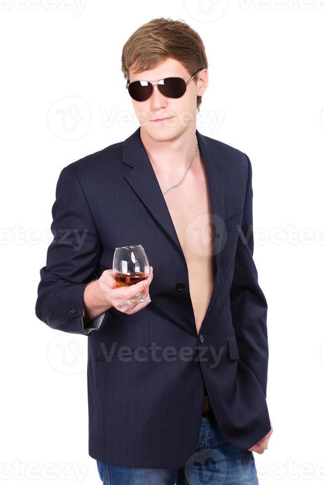 junger Mann mit Sonnenbrille foto