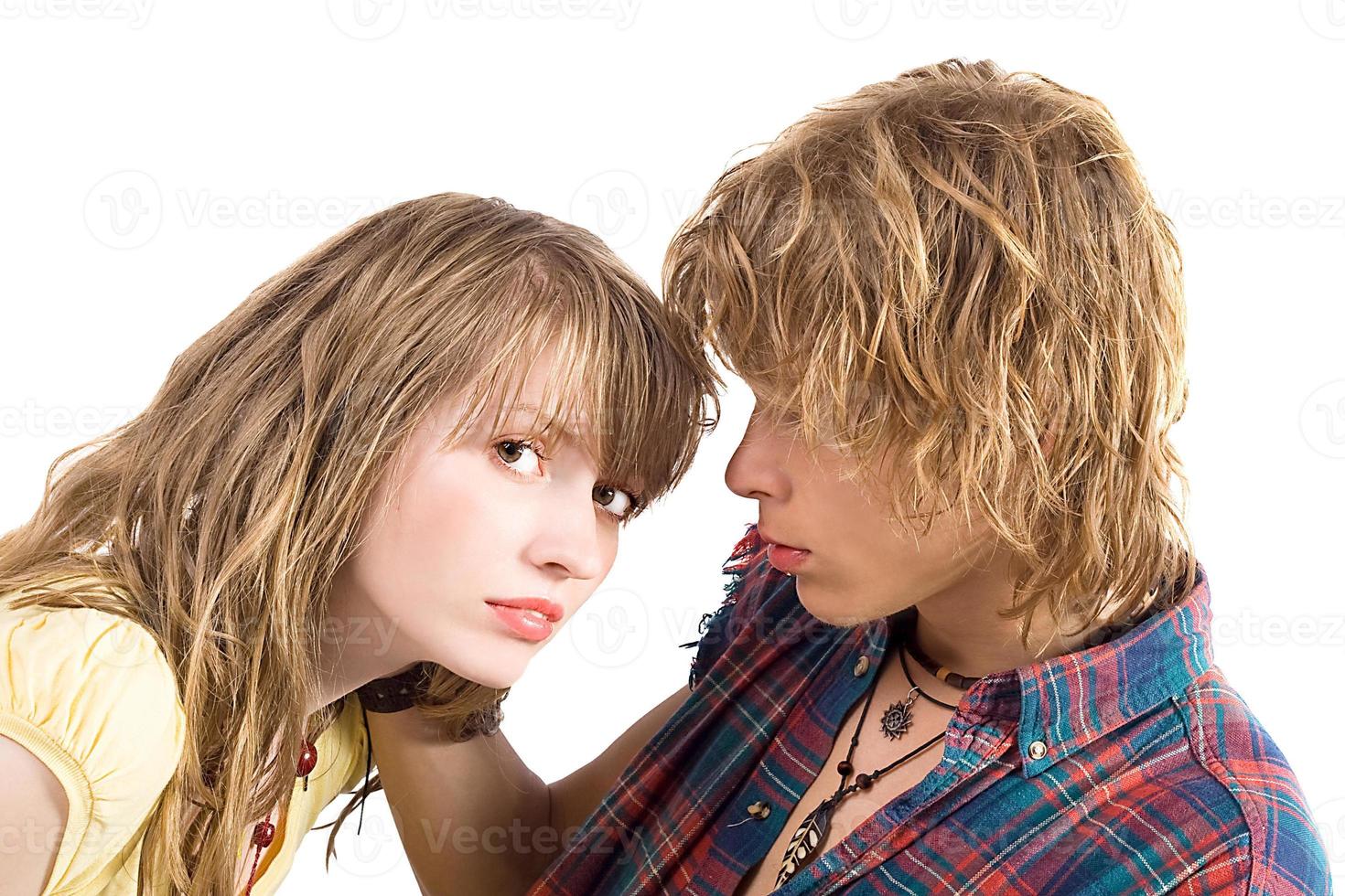 Porträt des jungen schönen Paares. isoliert auf weißem Hintergrund foto