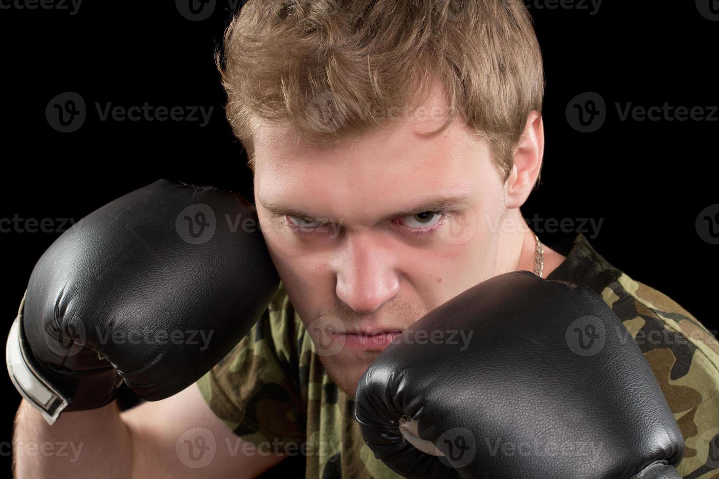 Porträt eines wütenden jungen Mannes foto
