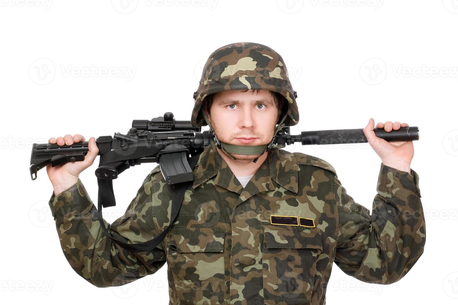 soldat mit m16 auf den schultern foto