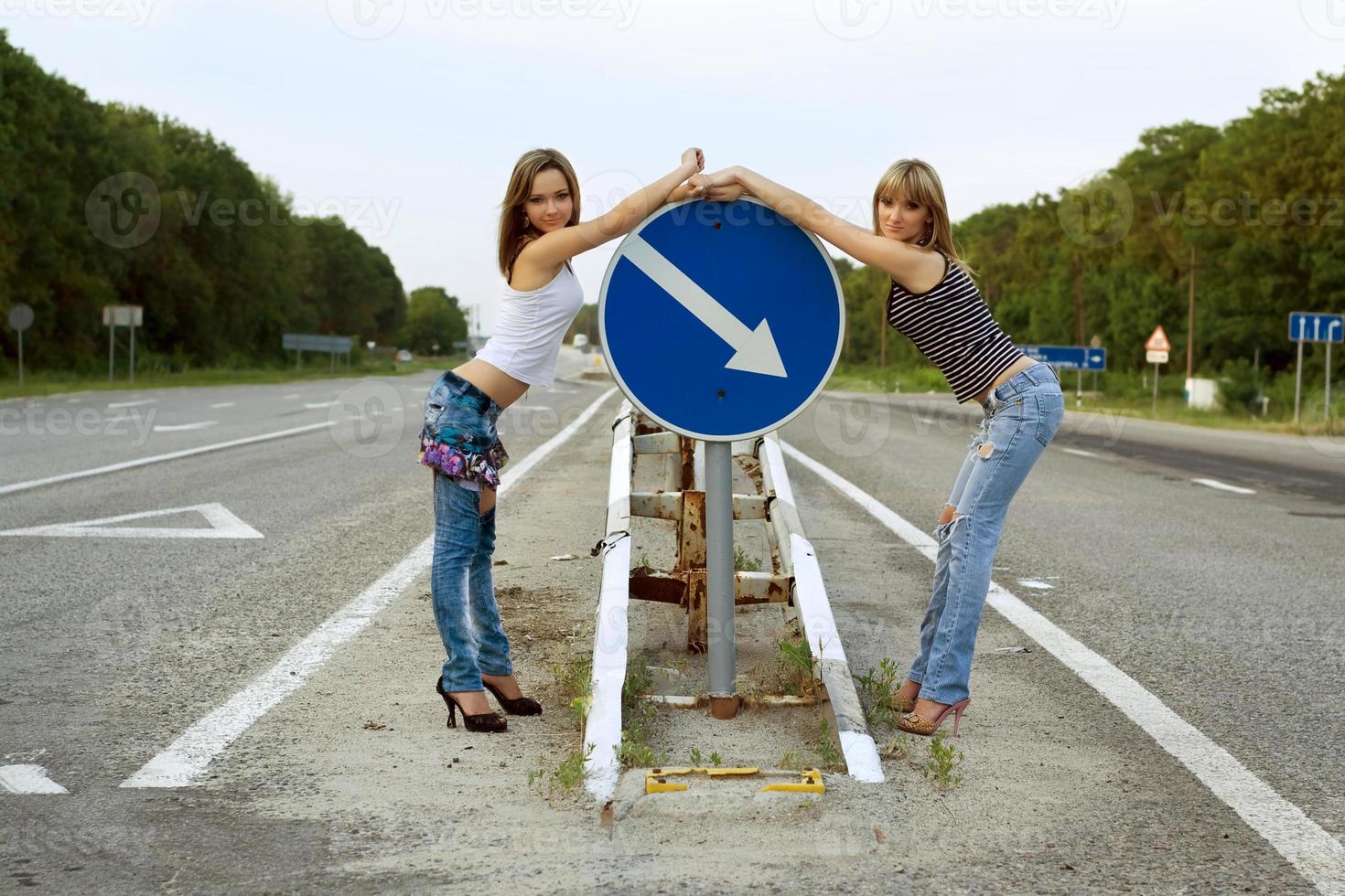 Zwei Mädchen stehen auf einer Straße foto