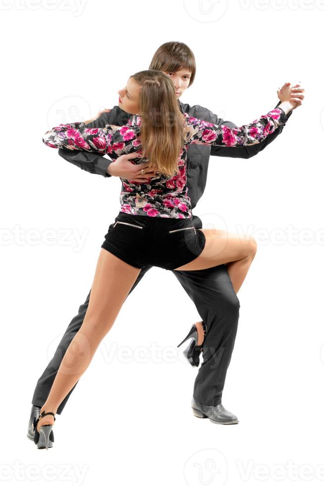 junges Paar tanzt Tango foto