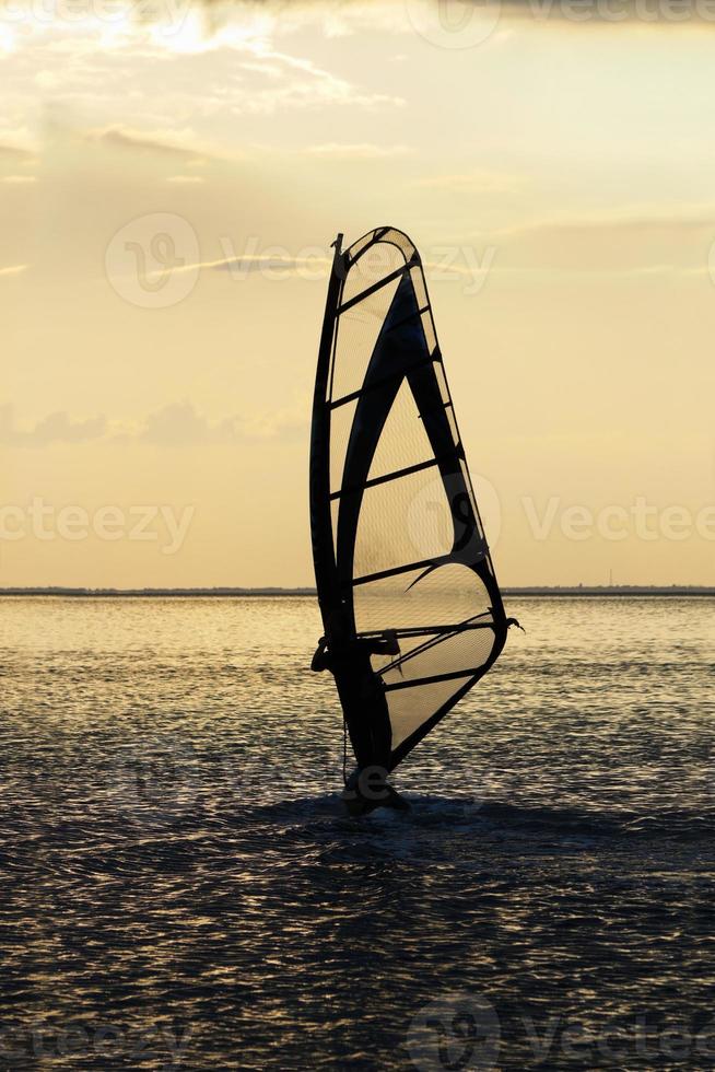 windsurfer auf der oberfläche der meeresbucht foto