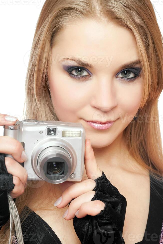 junge schöne Frau, die eine Fotokamera hält foto