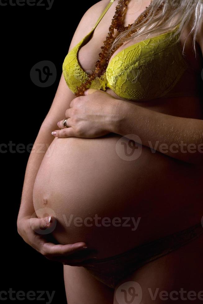 Bauch einer jungen schwangeren Frau. isoliert foto