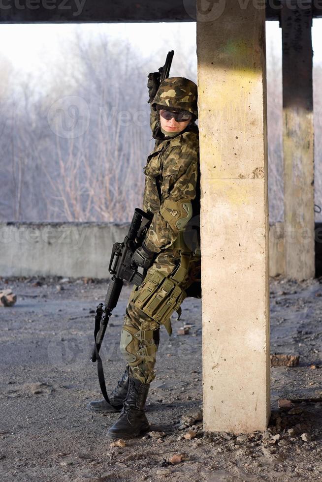 erwachsener mann mit gewehr und pistole foto