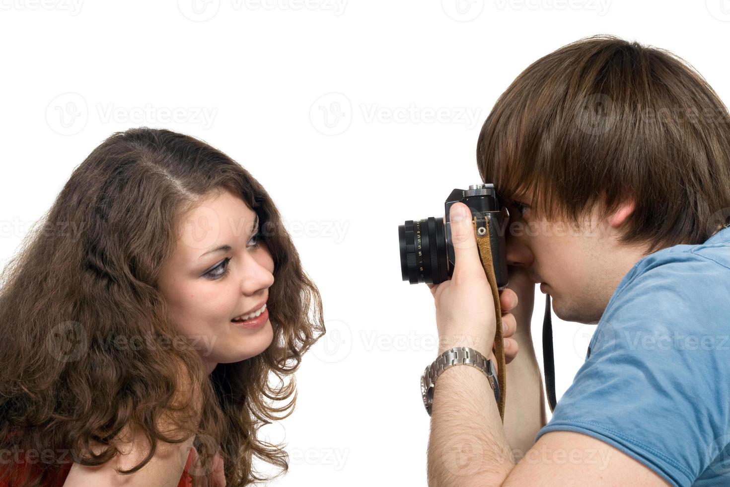 Fotograf fotografiert die junge Frau. isoliert 3 foto