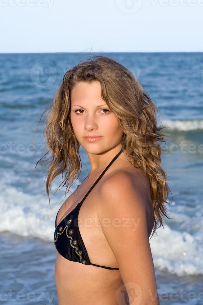 Porträt des schönen Mädchens gegen das Meer foto