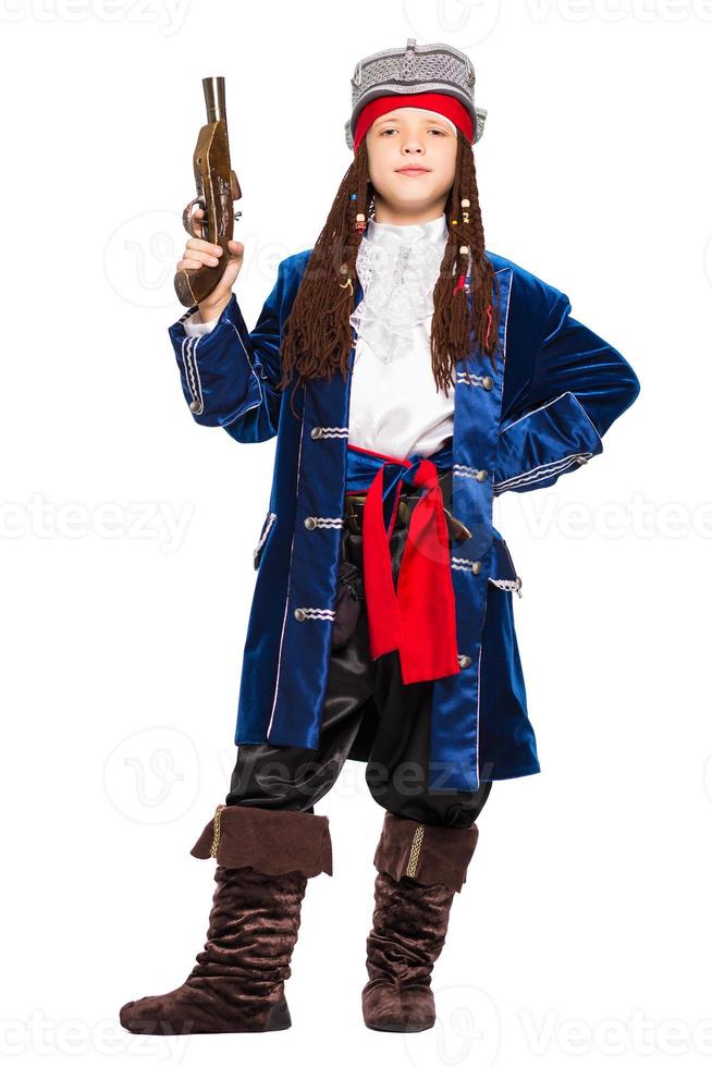 kleiner Junge, der in einem Anzug des Piraten aufwirft foto