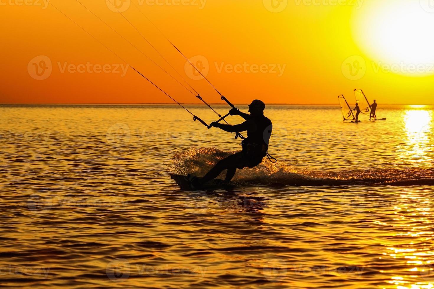 Silhouetten von Windsurfern foto