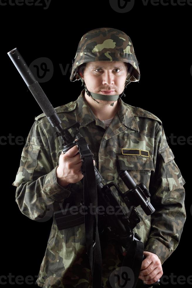 bewaffneter soldat, der m16 ergreift foto