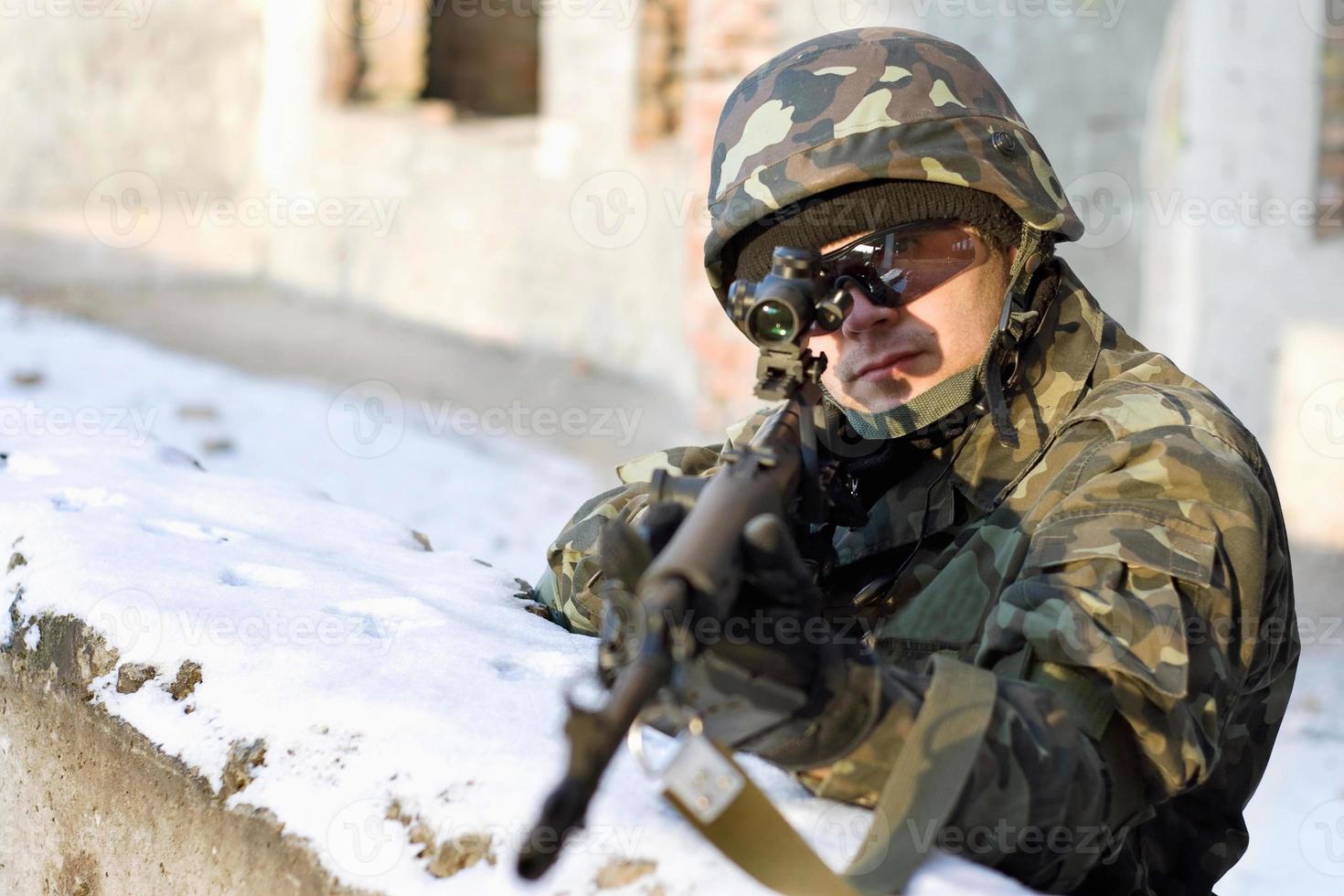 Soldat zielte mit einem Gewehr auf jemanden foto