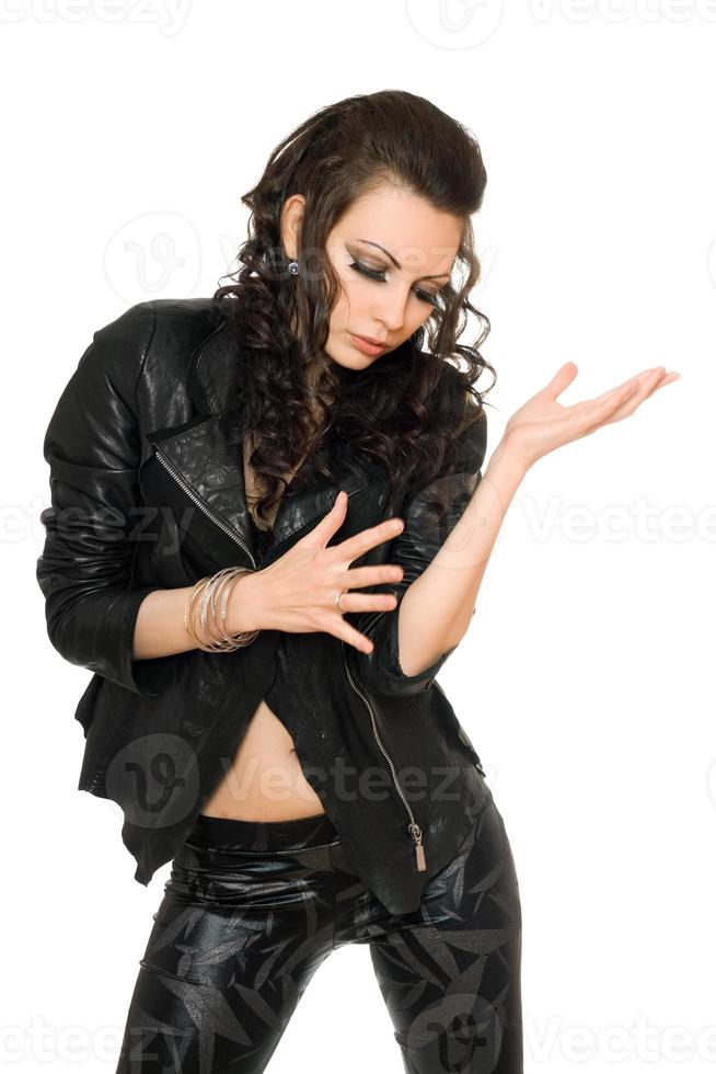 Porträt einer verspielten hübschen Frau in schwarzer Kleidung foto