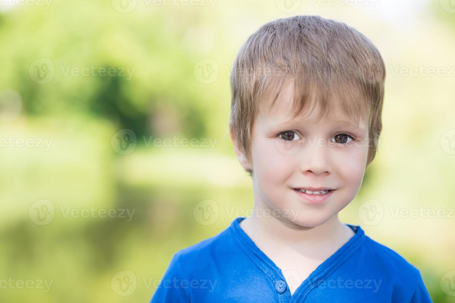 Porträt des kleinen Jungen foto