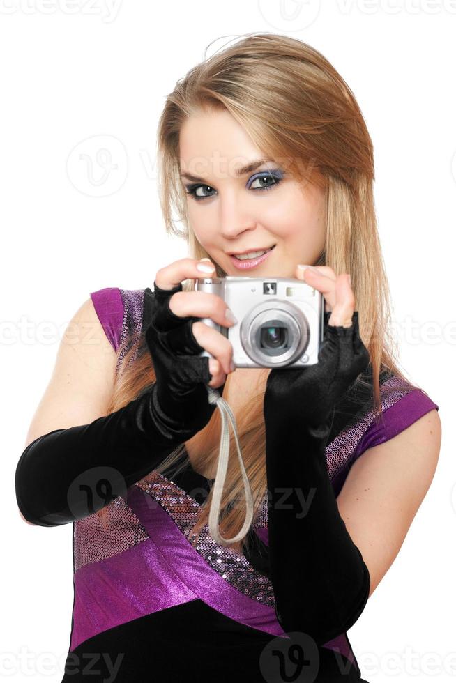 spielerische Blondine, die eine Fotokamera hält. isoliert foto