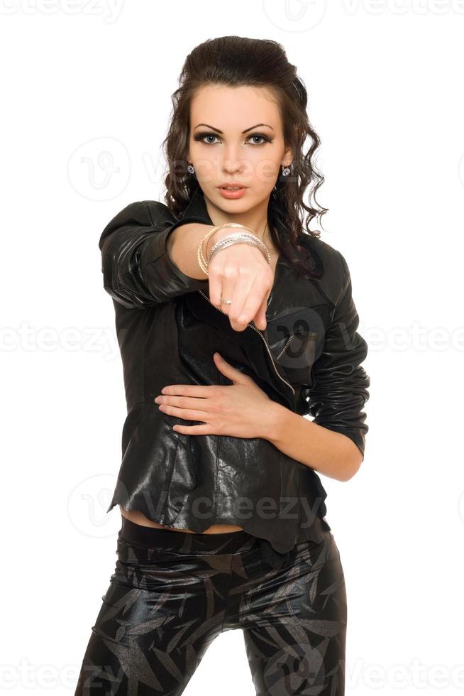 Porträt einer leidenschaftlichen Frau in schwarzer Kleidung foto