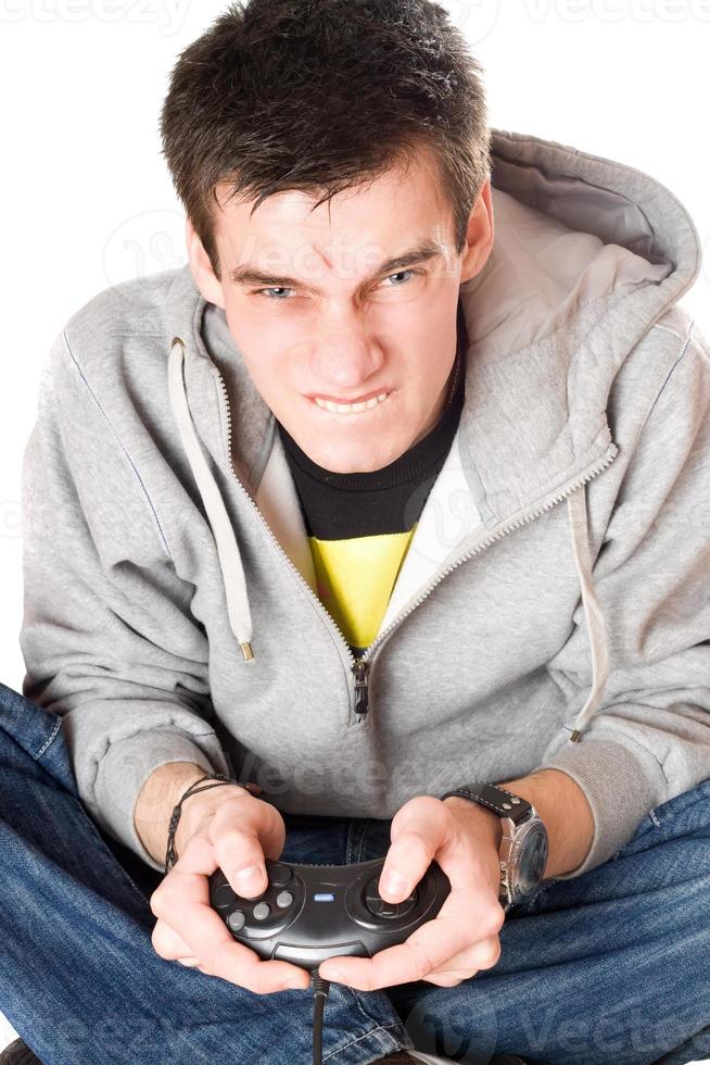 Porträt eines wütenden jungen Mannes mit einem Joystick foto