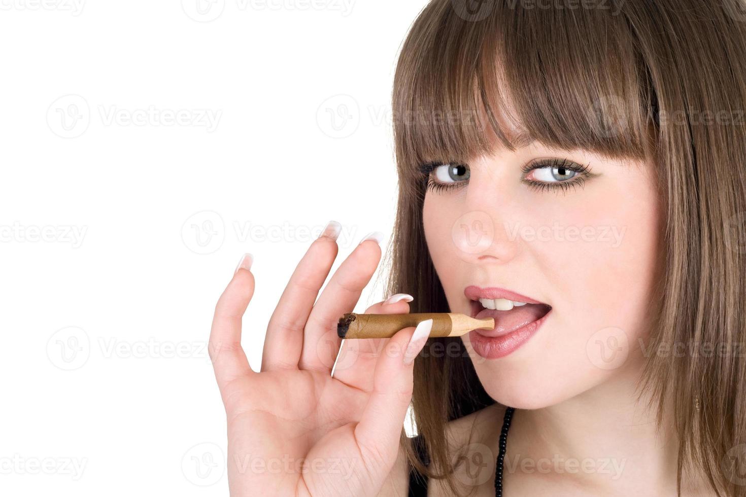 Porträt des hübschen Mädchens mit einer Zigarre foto