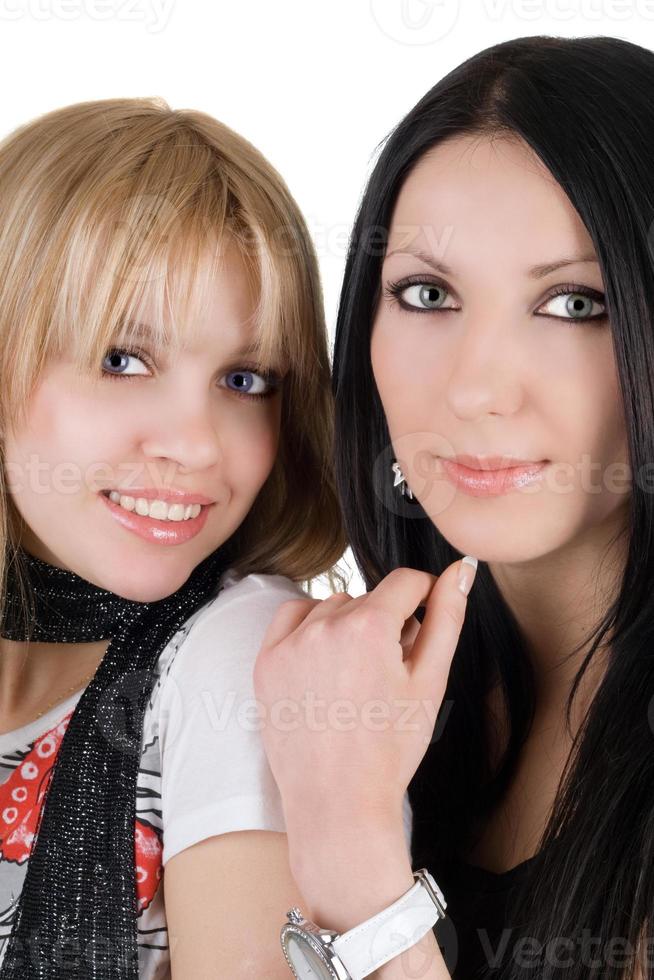 Porträt der beiden lächelnden Freundinnen. isoliert auf weiß foto