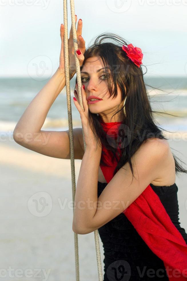 sexy junge Frau, die auf einer Schaukel sitzt foto