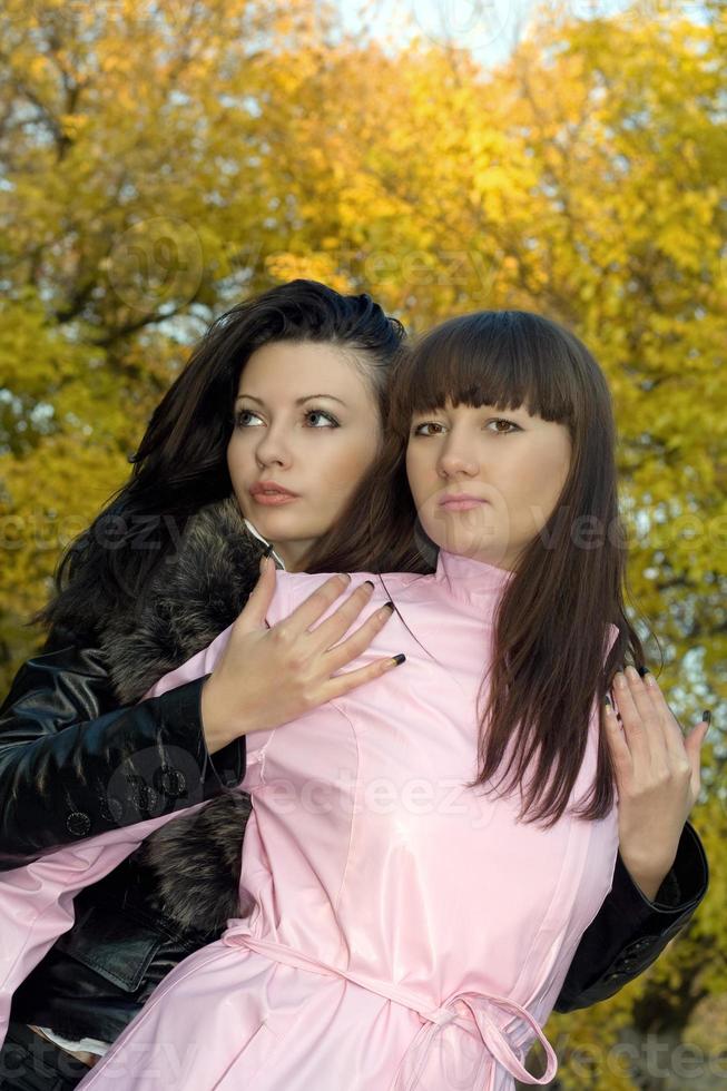 zwei junge Frauen der Schönheit draußen im Herbst foto