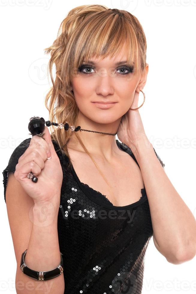 Porträt einer schönen Blondine in einem schwarzen Kleid foto