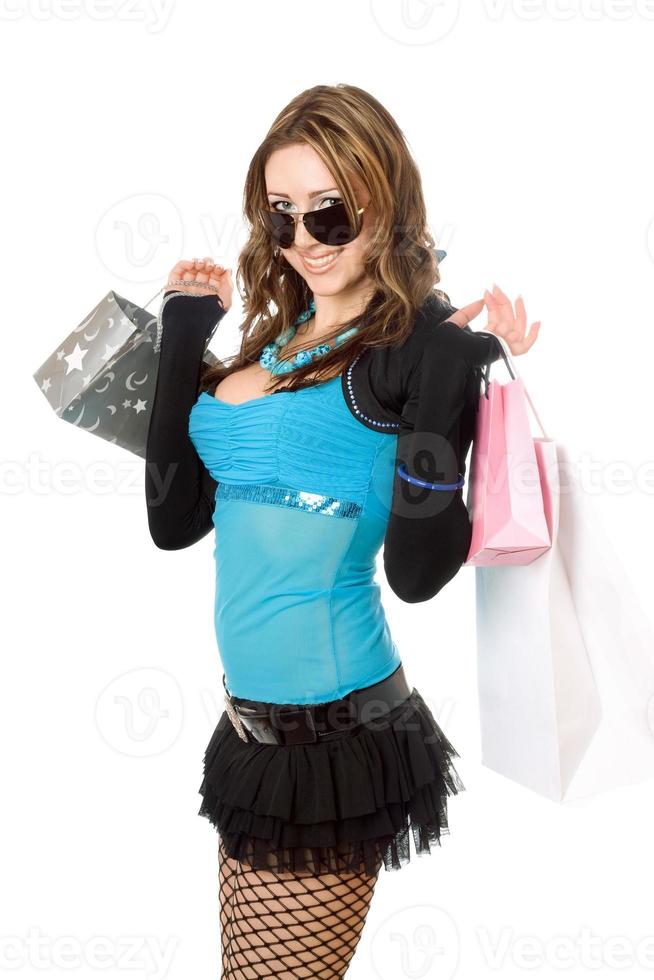 fröhliche junge Frau nach dem Einkaufen. isoliert auf weiß foto