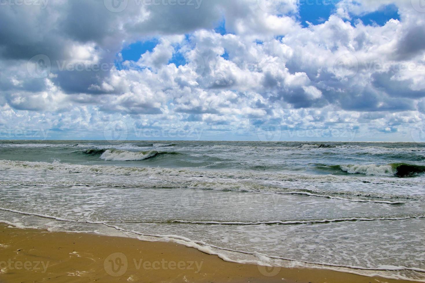 Himmel über dem stürmischen Meer foto