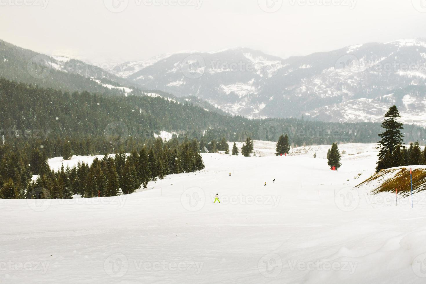 Schönes schneebedecktes Goderdzi-Skigebietspanorama mit Skifahrern auf Pisten. georgia kaukasus urlaubsziel foto