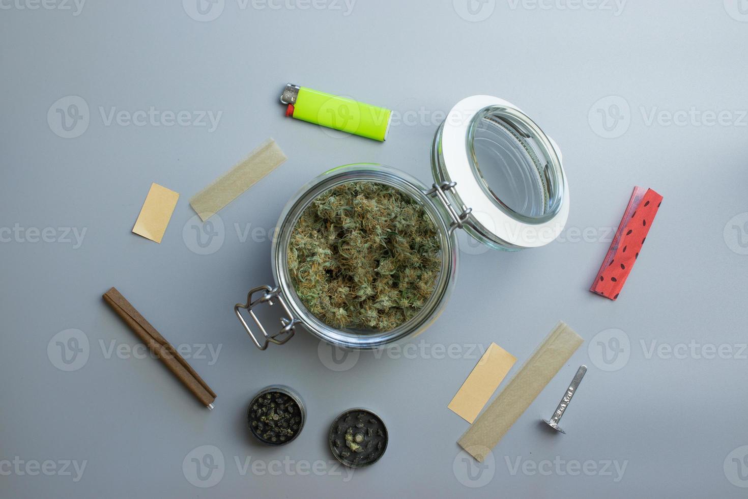 Draufsicht auf Cannabisraucher. Marihuana und Papier auf grauem Hintergrund foto