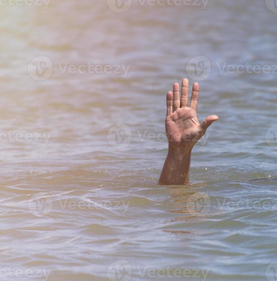 Geste um Hilfe für einen Ertrinkenden foto