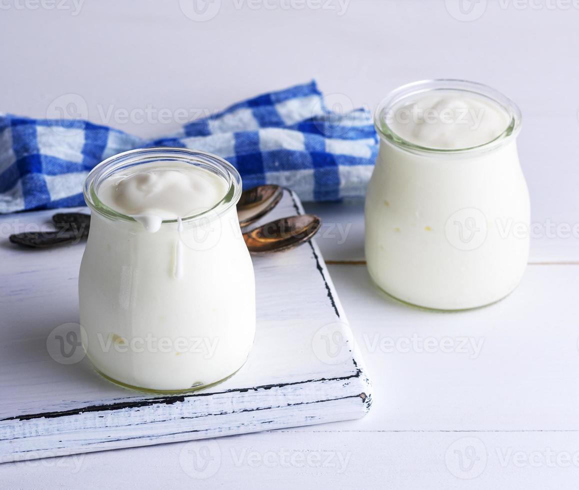 zwei Gläser mit Milchjoghurt hausgemacht foto