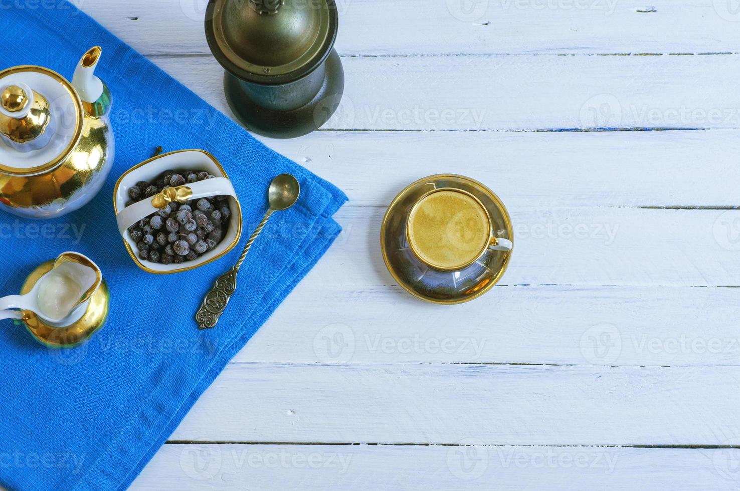 Espresso in einer Tasse und Untertasse, rechts eine Leerstelle foto