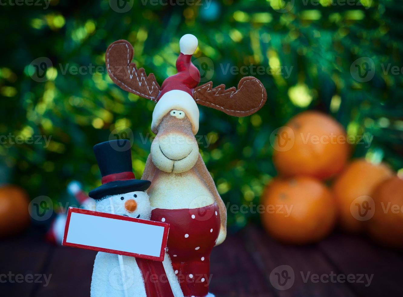 figuren weihnachtselch und schneemann mit schild foto