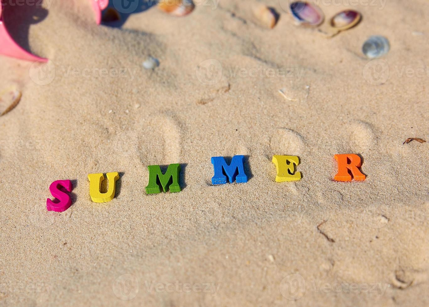 Inschrift Sommer aus bunten Holzbuchstaben foto