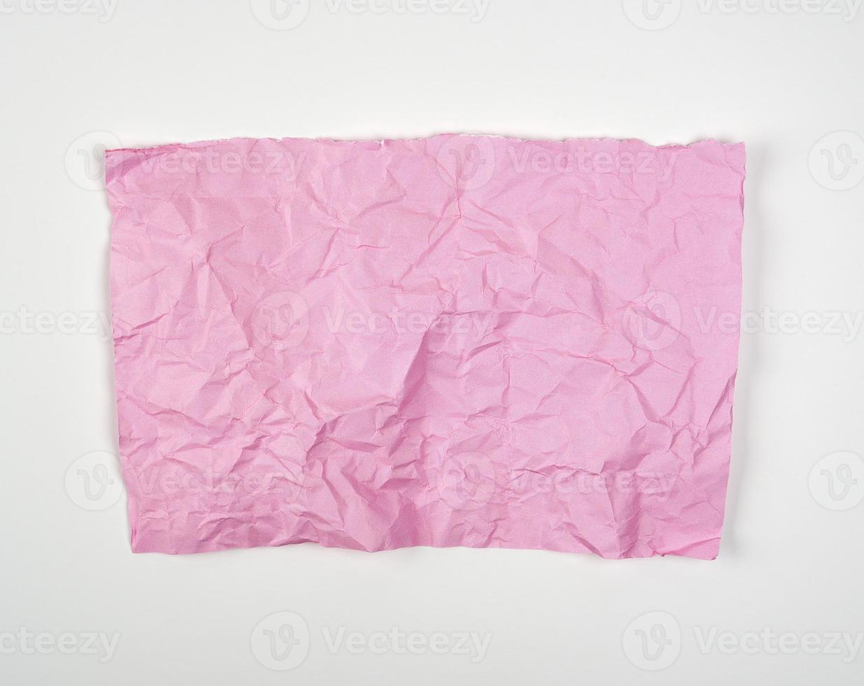 zerknittertes rosa rechteckiges Blatt Papier auf weißem Hintergrund foto