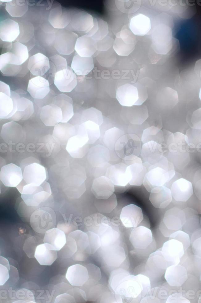 silberne weihnachtsgirlande verschwommenes bokeh foto