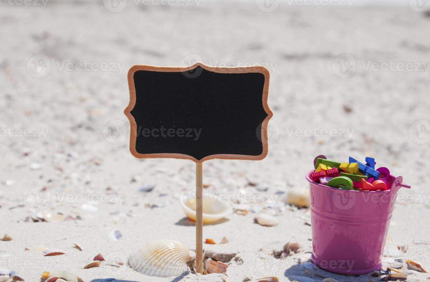 schwarze Holztafel und ein rosa Babyeimer foto