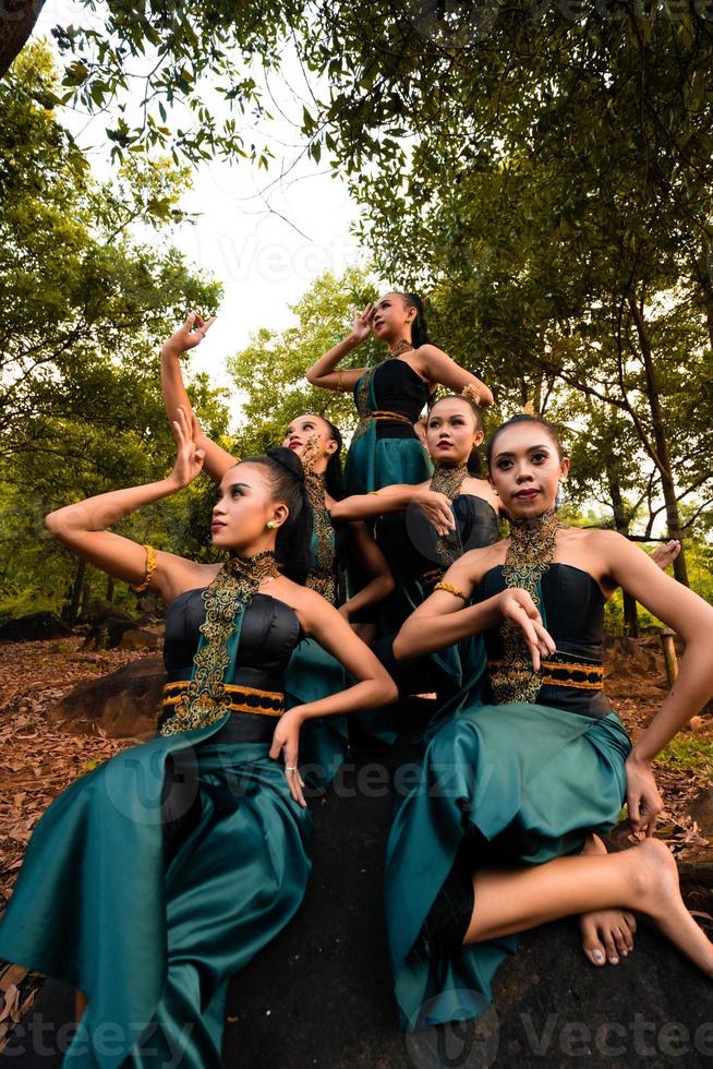 Eine Gruppe Balinesen in traditioneller grüner Tracht vor Beginn des Tanzfestivals foto