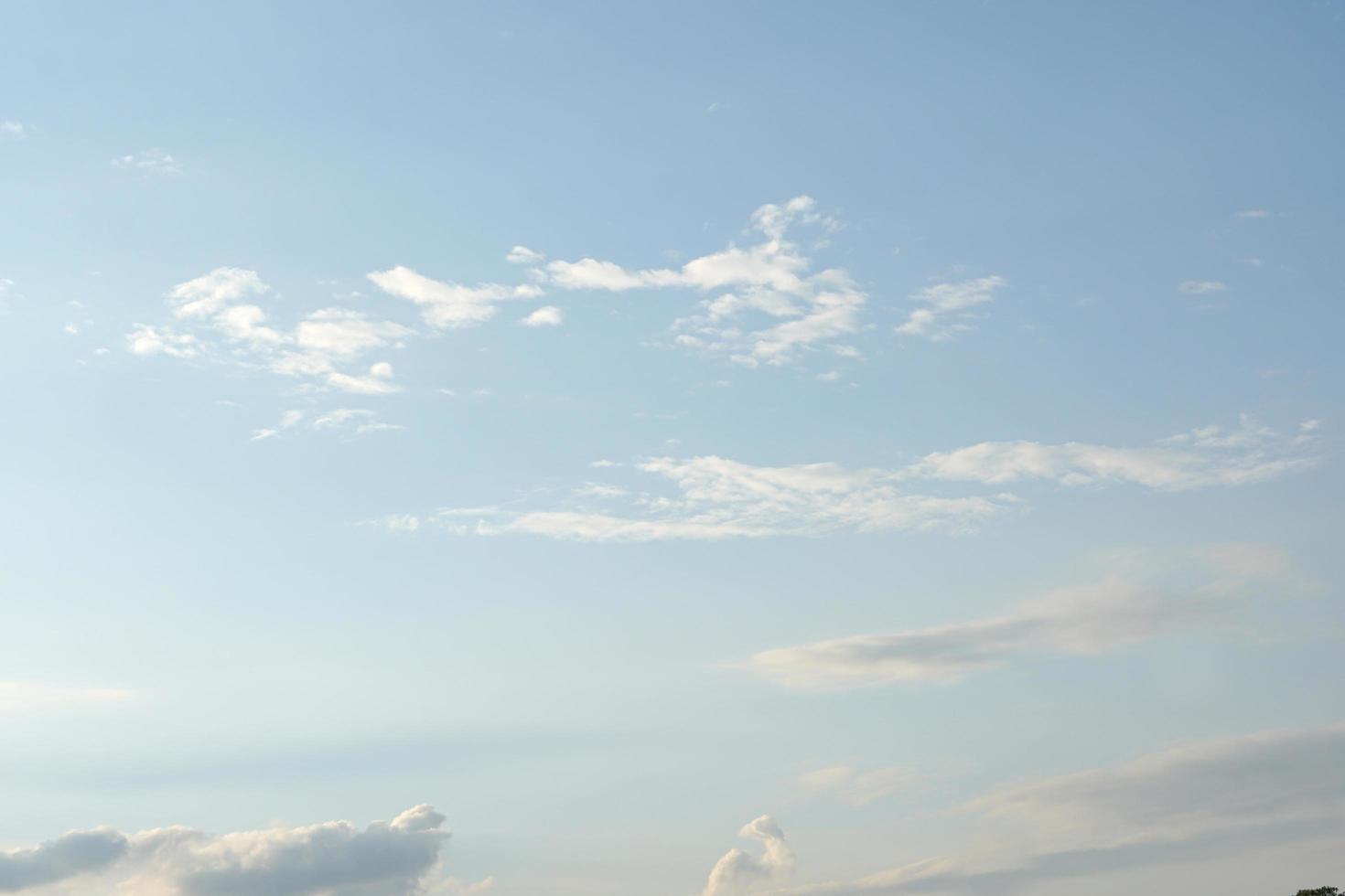 weiße Wolken am Himmel foto