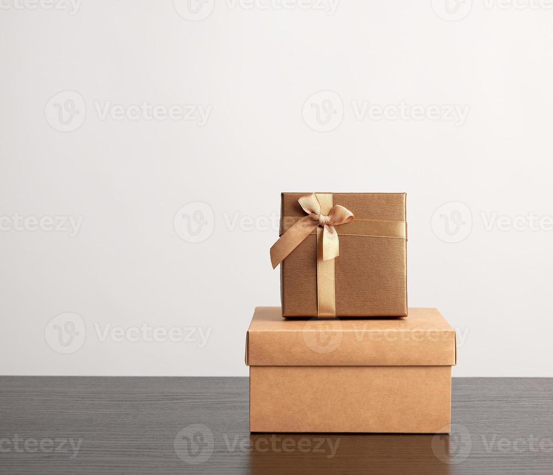 Stapel verschiedener Kartons für Geschenke auf einem schwarzen Tisch foto