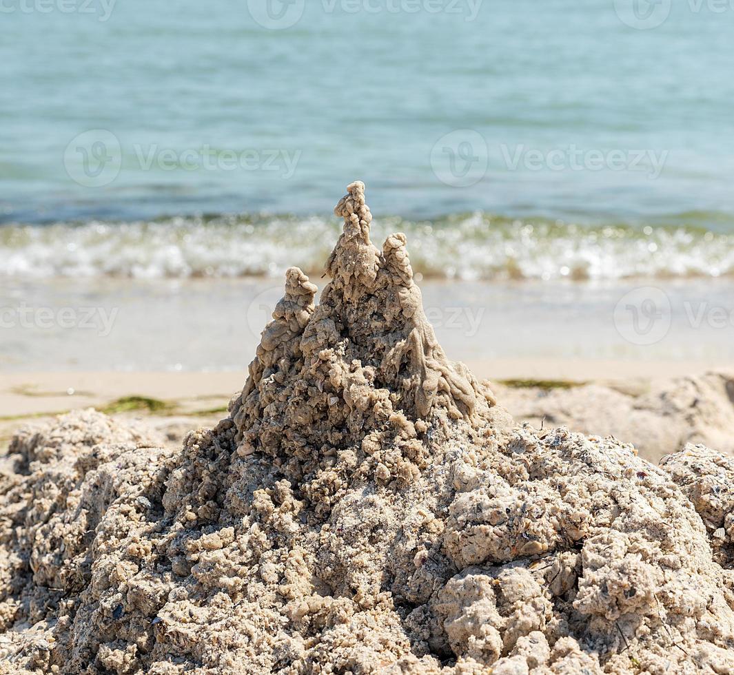 großer Haufen nassen Sandes am Strand foto