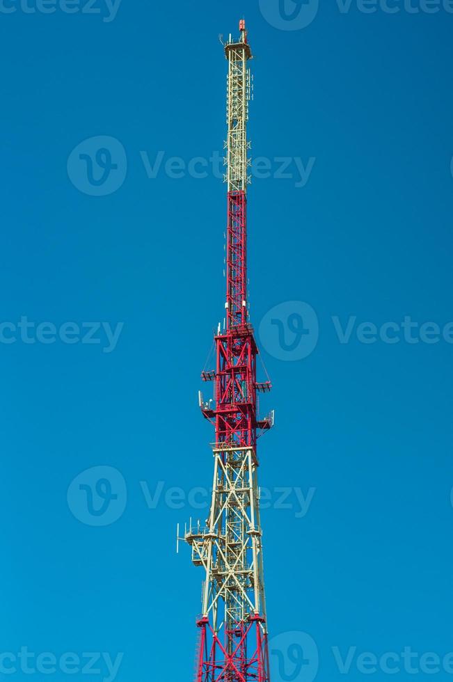 Spitze eines Fernmeldeturms gegen den blauen Himmel foto