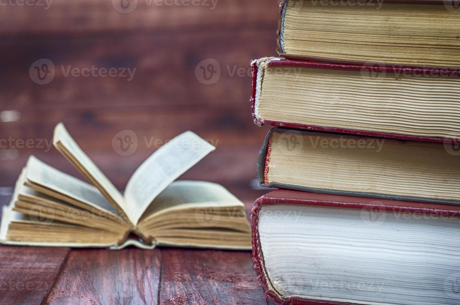 Stapel Bücher vor dem Hintergrund eines offenen Buches foto