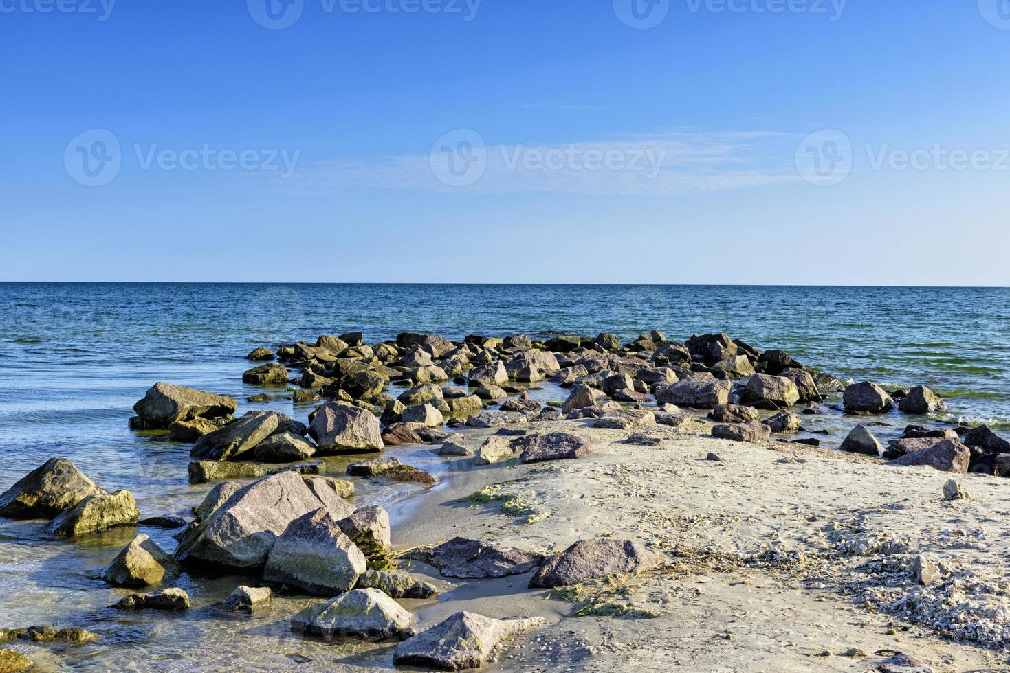 Blick auf das Schwarze Meer mit großen Steinen an einem sonnigen Sommertag, Cherson foto