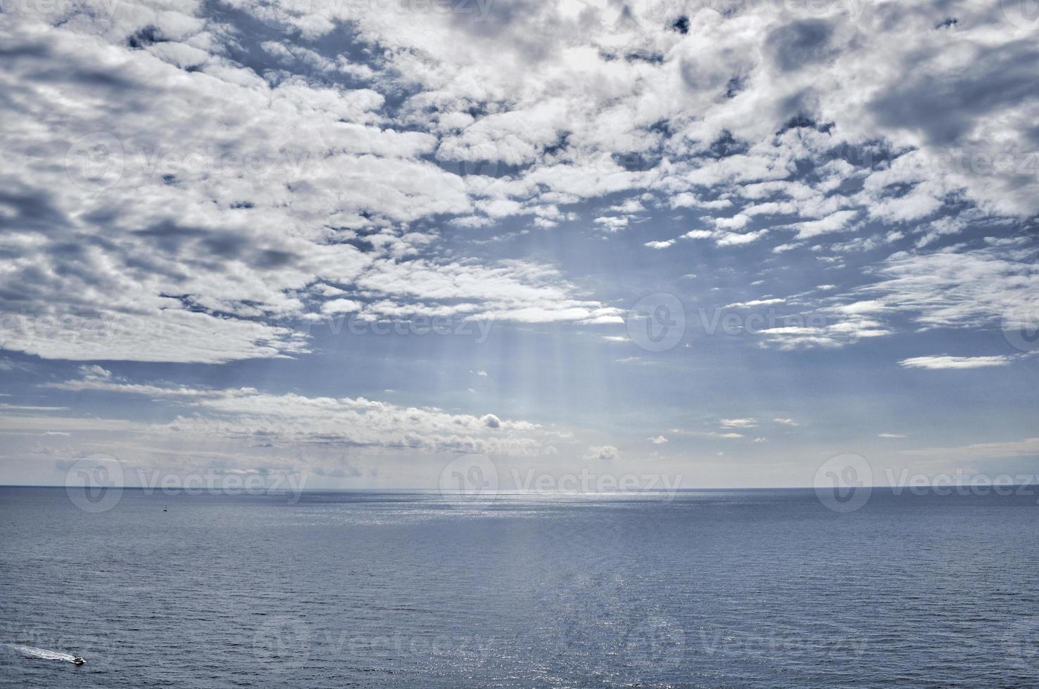 meerlandschaft, blick vom ufer auf das ruhige meer und den himmel foto